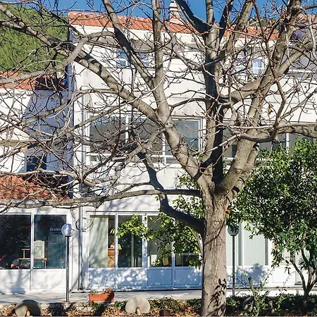 아파트 Beautiful Apartment In Zuljana With Wifi *