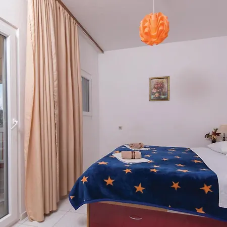 Beautiful Apartment In Zuljana With Wifi