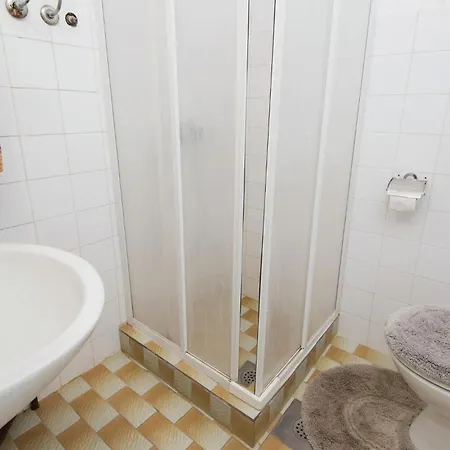 Beautiful Apartment In Zuljana With Wifi Жуляна