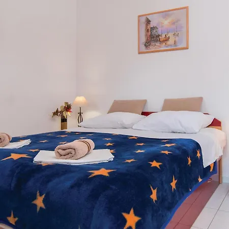 1 Bedroom Awesome In Apartamento Žuljana