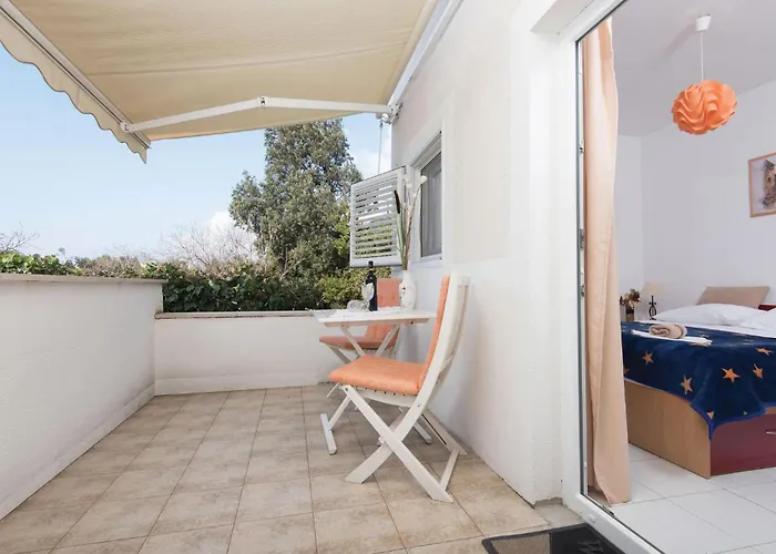 1 Bedroom Awesome In 아파트 Žuljana